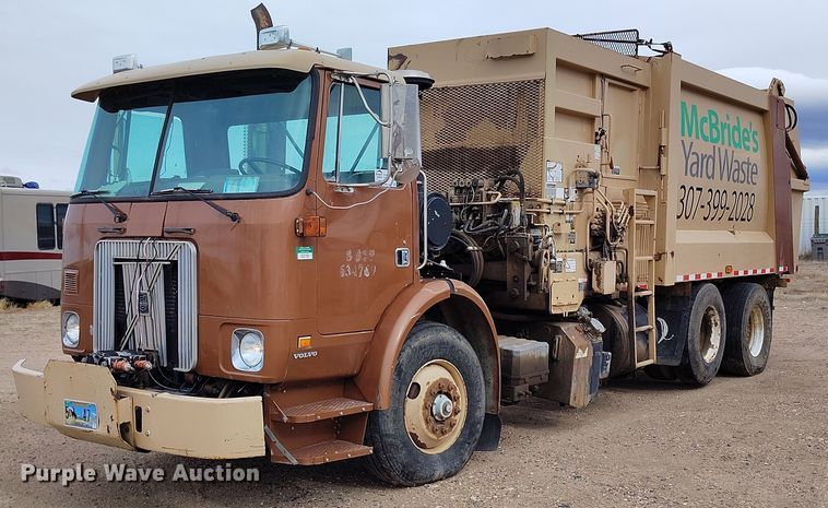 2000 Volvo WX refuse truck - DT0953