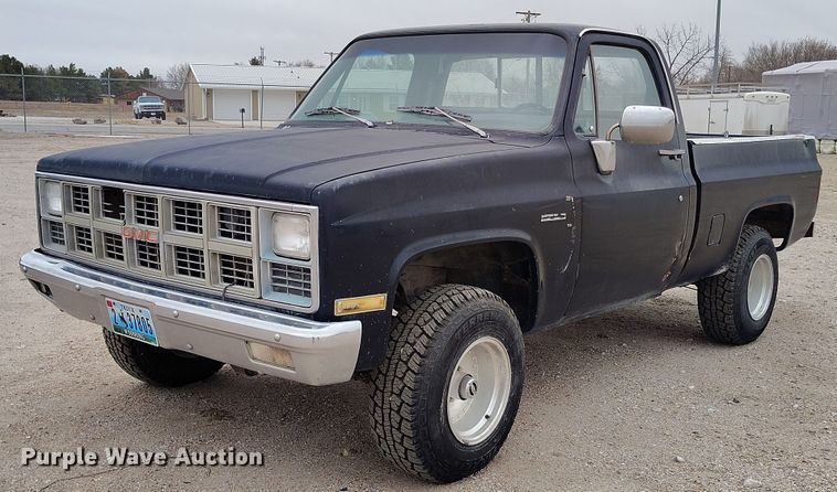 1982 GMC K10 pickup truck - DT0956