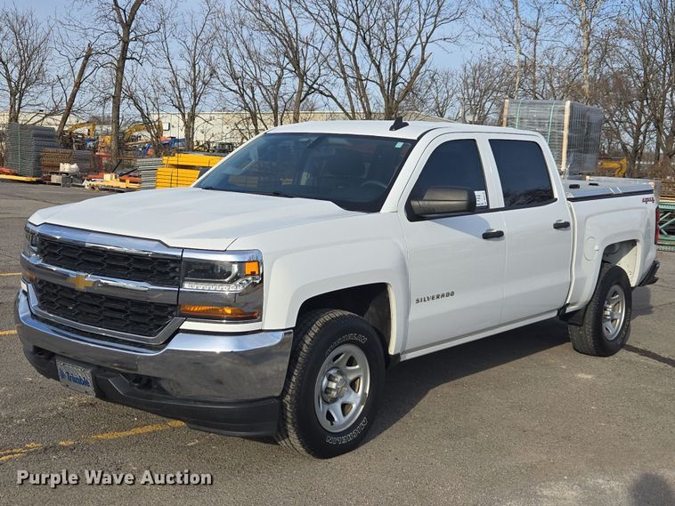 2018 Chevrolet Silverado 1500 Crew Cab pickup truck - DU2733