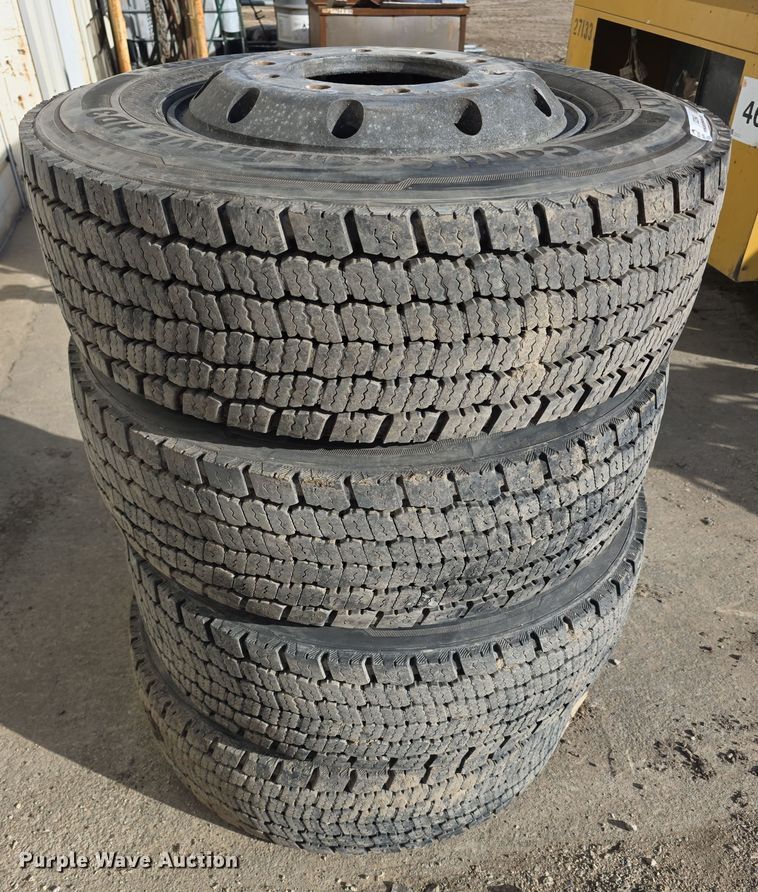 (4) Continental 265/70R19.5 tires and wheels - DZ3943