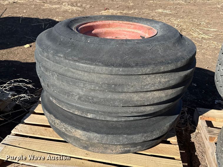 (2) tractor wheels and tires - DZ5115