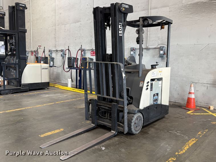 2015 Crown RC5545-40 forklift - EC8261