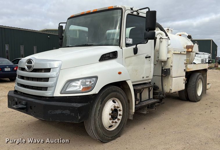 2013 Hino 268 vacuum truck - ED5130
