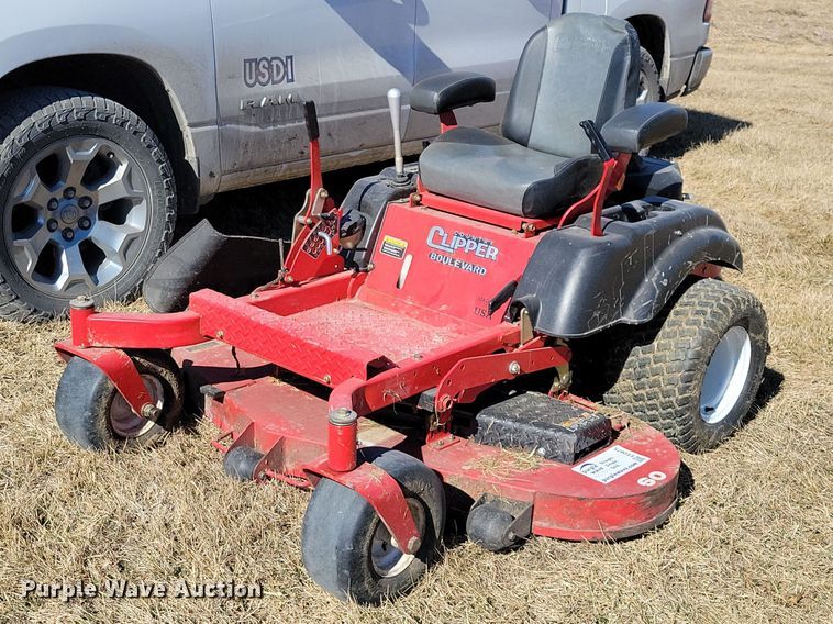 2017 Country Clipper Boulevard ZTR lawn mower - EE0875