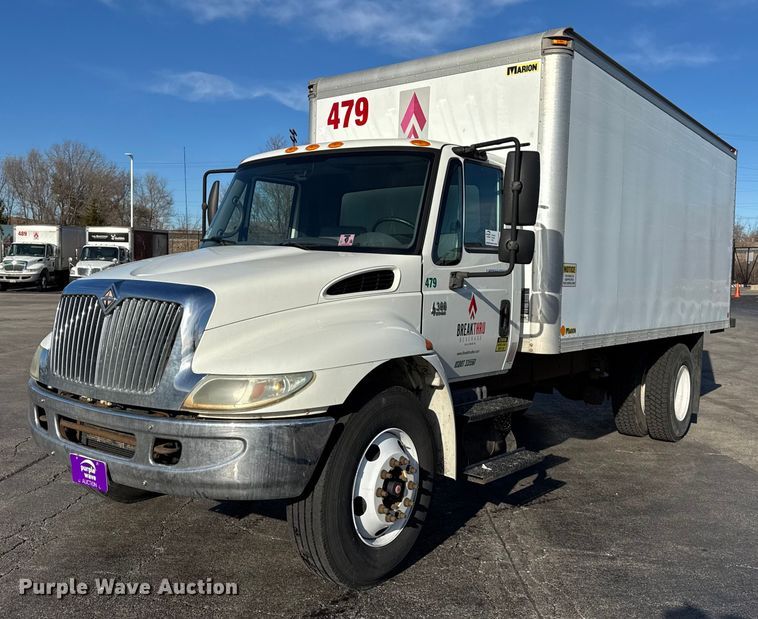 2005 International 4300 box truck - EF2320