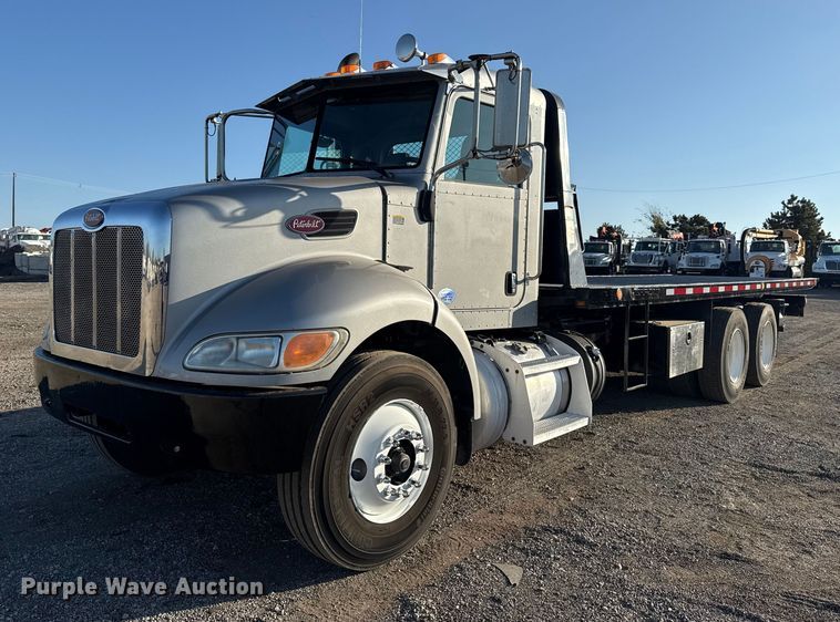 2011 Peterbilt 348 rollback truck - EG1753