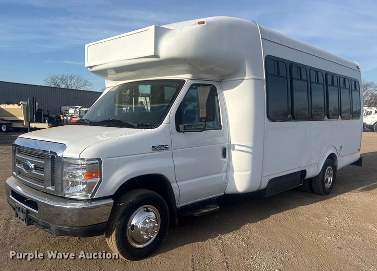 2009 Ford E450 Super Duty shuttle bus - EG2074