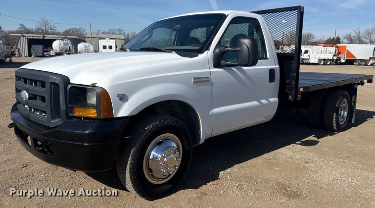 2006 Ford F350 Super Duty flatbed pickup truck - EG2082