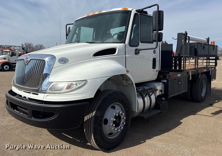 2017 International 4300 flatbed truck - EG2086