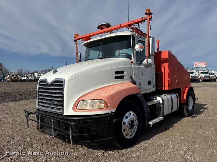 2013 Mack CXU612 toter truck - EG2116