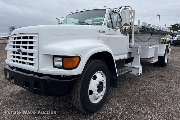 1997 Ford F700 scissor lift truck - EG2250