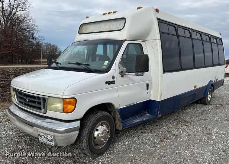 2004 Ford E450 shuttle bus - EN0882