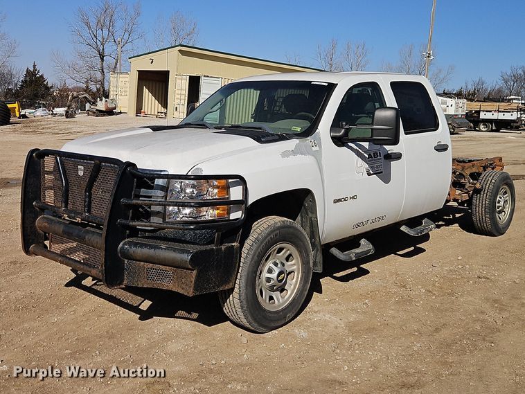 2011 Chevrolet Silverado 3500HD Crew Cab pickup truck cab and chassis - EO7016