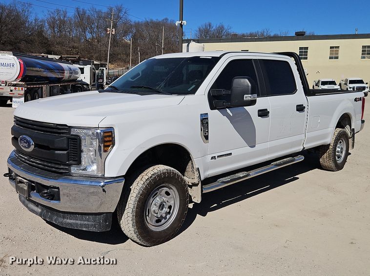 2019 Ford F250 Super Duty Crew Cab pickup truck - EO7028