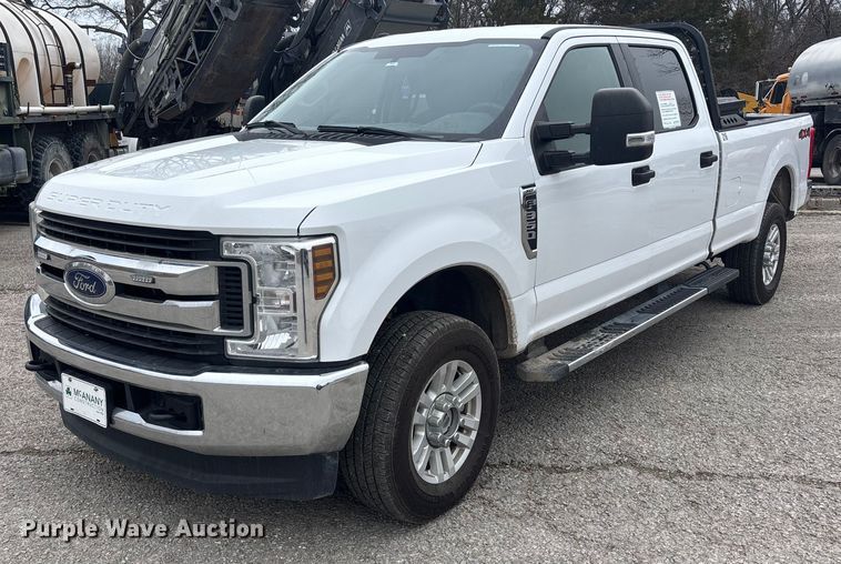 2018 Ford F350 Crew Cab pickup truck - ES5012