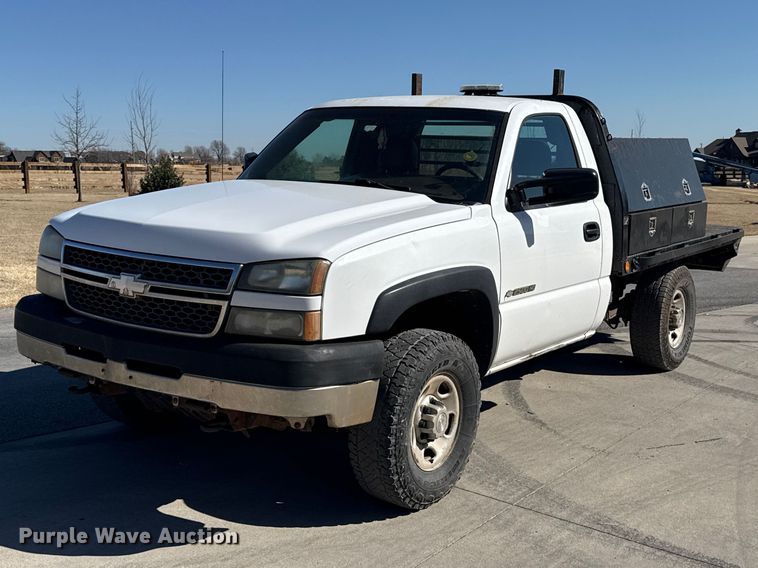 2005 Chevrolet Silverado 2500HD flatbed pickup truck - ES5894
