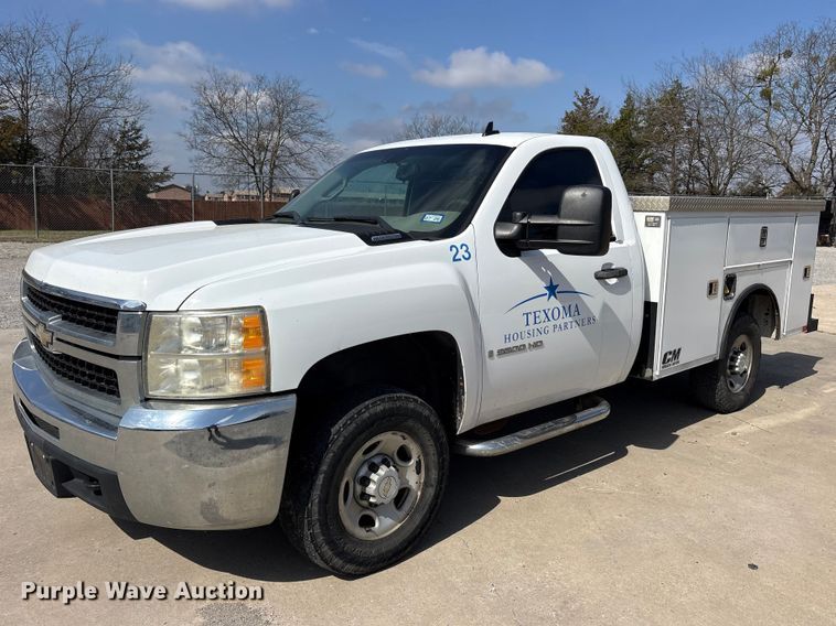 2009 Chevrolet Silverado 2500HD utility bed pickup truck - ES8625