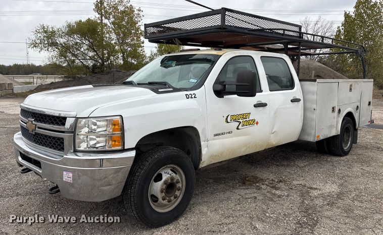2011 Chevrolet Silverado 3500HD Crew Cab utility bed pickup truck - ET7371