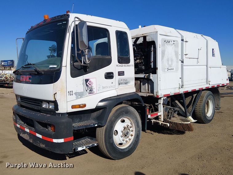 2004 GMC T-series street sweeper truck - EU2632