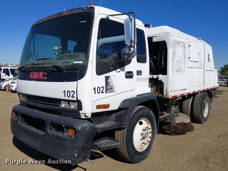 2004 GMC T-series street sweeper truck - EU2633