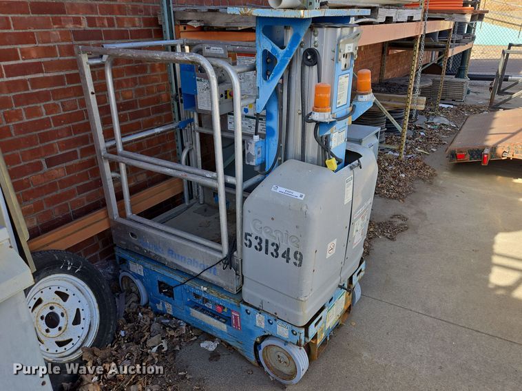 2004 Genie GR-12 vertical lift - EV5513
