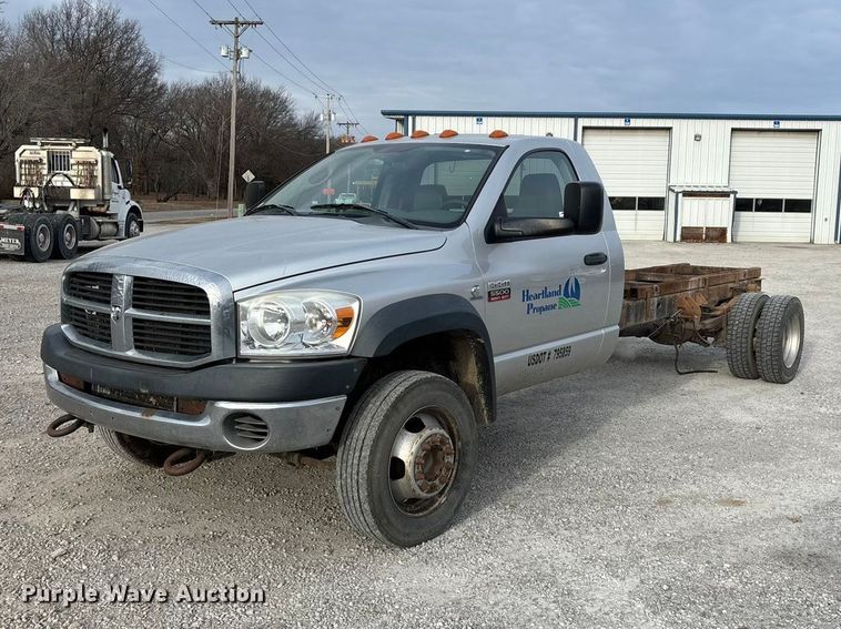 2008 Dodge Ram 5500  truck cab and chassis - FG0107