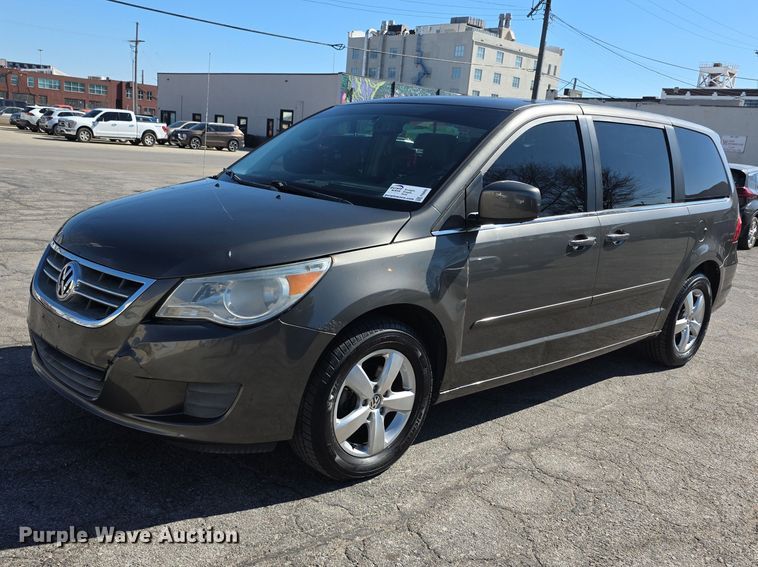2010 Volkswagen Routan SE van - FI0899