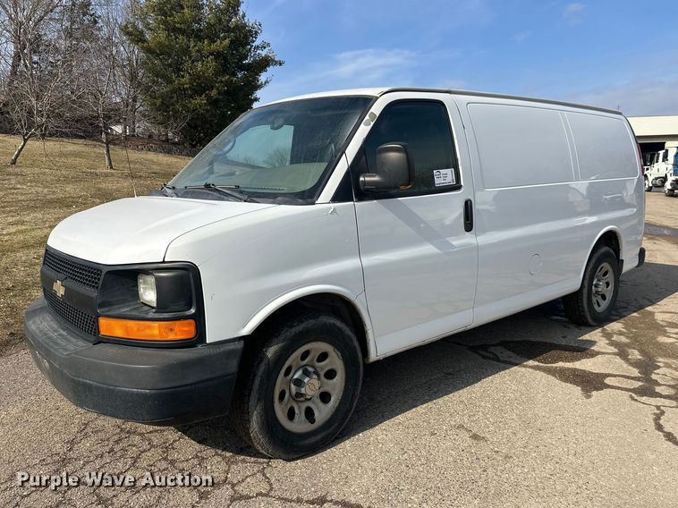 2011 Chevrolet Express van - FK0006