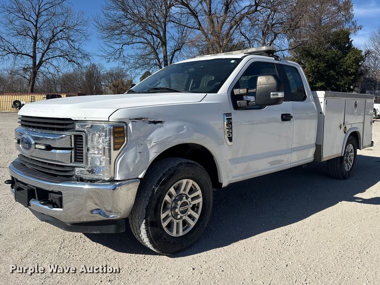 2018 Ford F250 Super Duty Ext. Cab utility bed pickup truck - DQ4327
