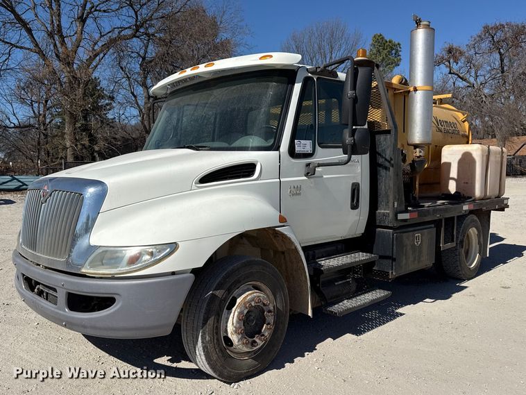2006 International 4300 flatbed truck with vacuum excavator - DQ4332