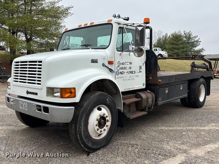 2000 International 4900 flatbed truck - DT0045