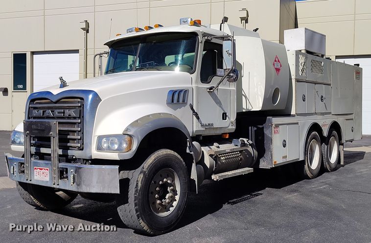 2007 Mack CTP713 fuel / lube truck - DT0965