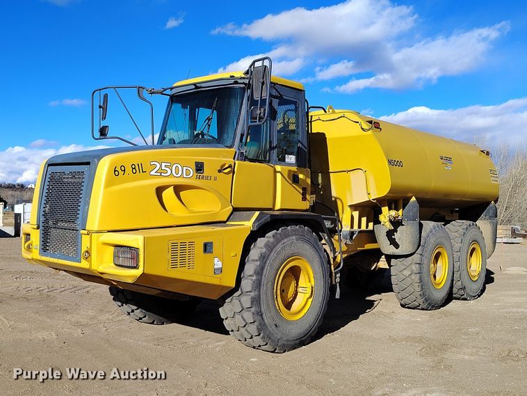 2003 John Deere 250D Series II water wagon - DT0972
