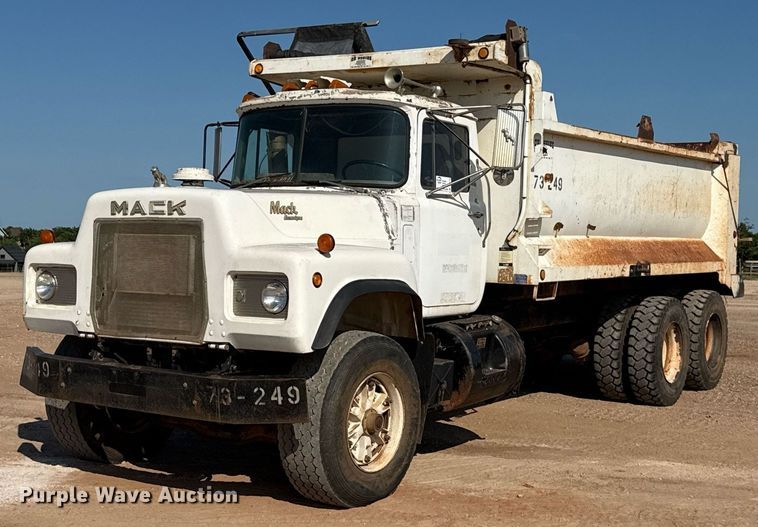 1988 Mack DM690S dump truck - DT6733