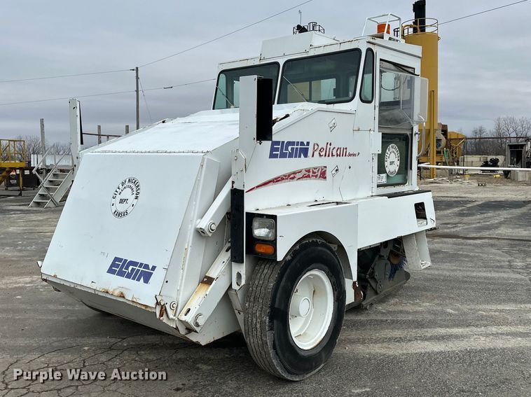 Elgin Pelican Series P street sweeper truck - DV0828