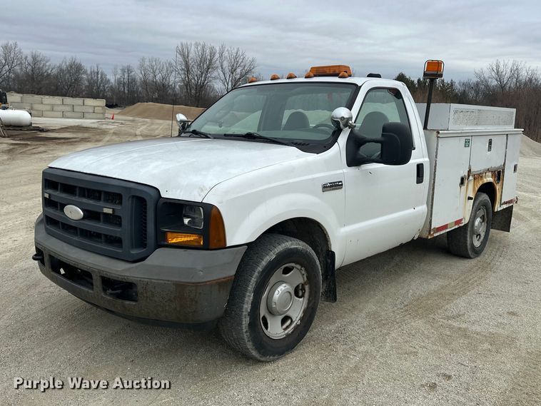 2006 Ford F350 Super Duty utility bed pickup truck - DV0830