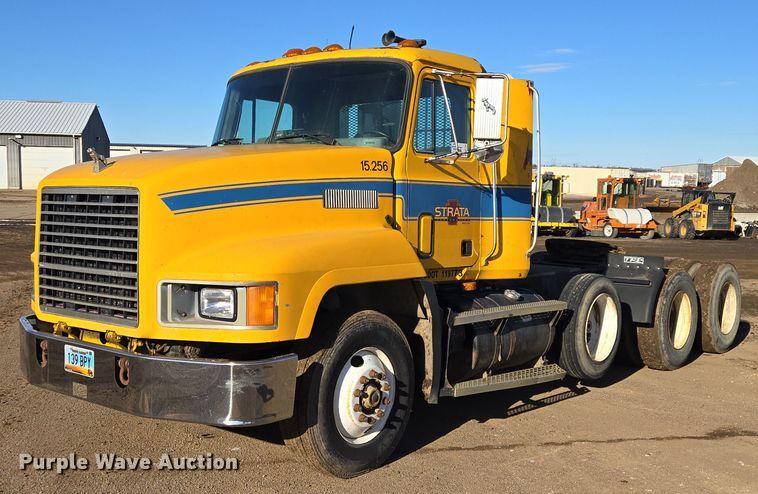 1994 Mack CH613 semi truck - EB1305