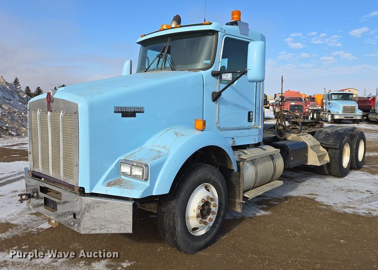 2012 Kenworth T800 semi truck - EB1323
