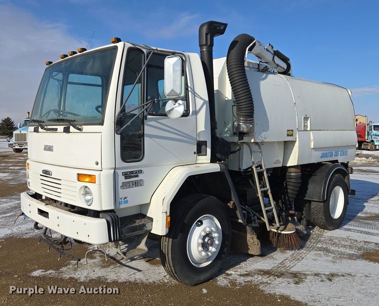 2000 Freightliner FC70 street sweeper truck - EB1324