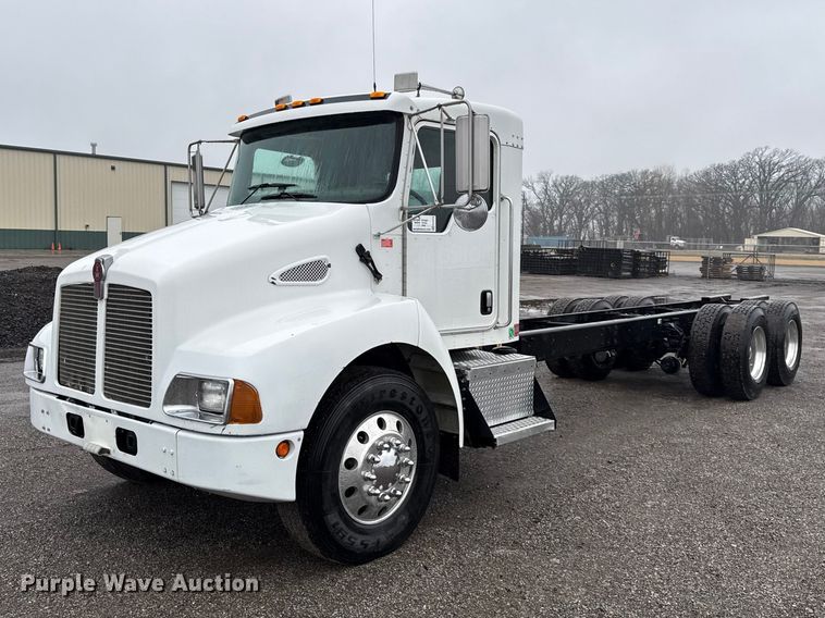 2003 Kenworth T300 truck cab and chassis - EC4570