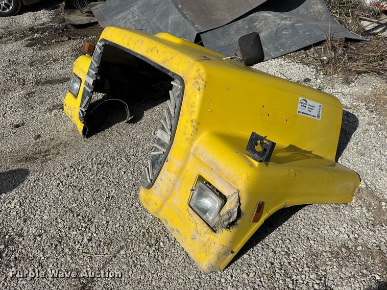 Ford L8000 truck hood - EF2439