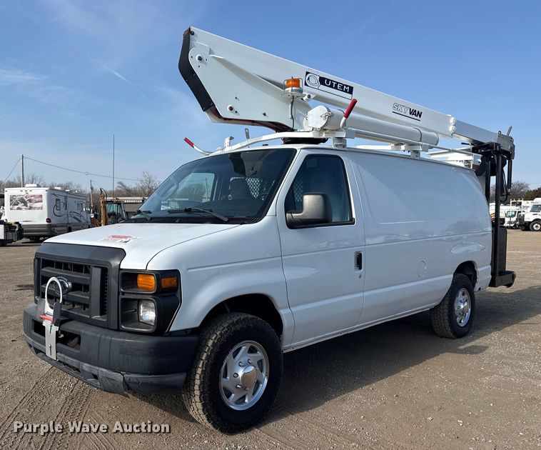 2010 Ford E350 van with bucket lift - EG2094