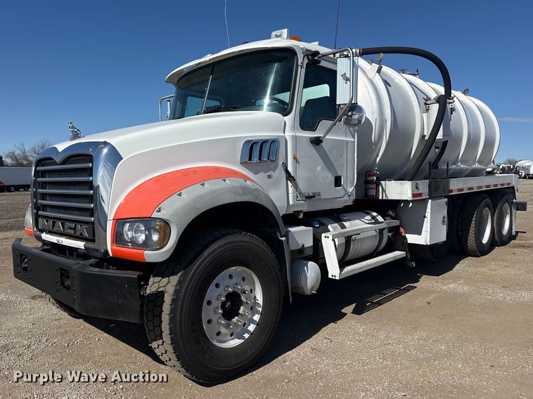 2013 Mack GU713 vacuum truck - EG2126
