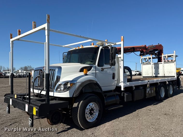 2010 International 7600 crane truck - EG2149