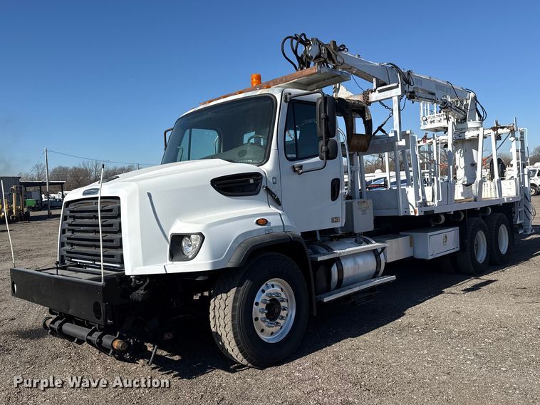 2016 Freightliner 114SD crane truck - EG2152