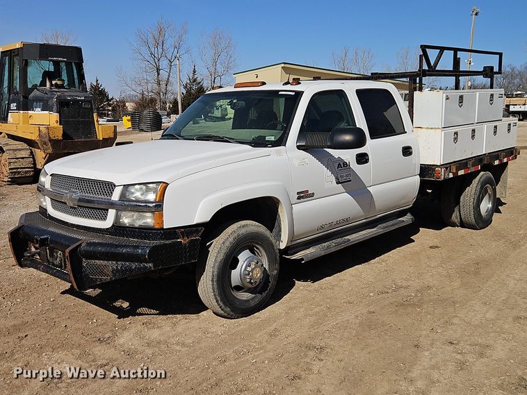 2004 Chevrolet Silverado 3500 Crew Cab flatbed pickup truck - EO7014
