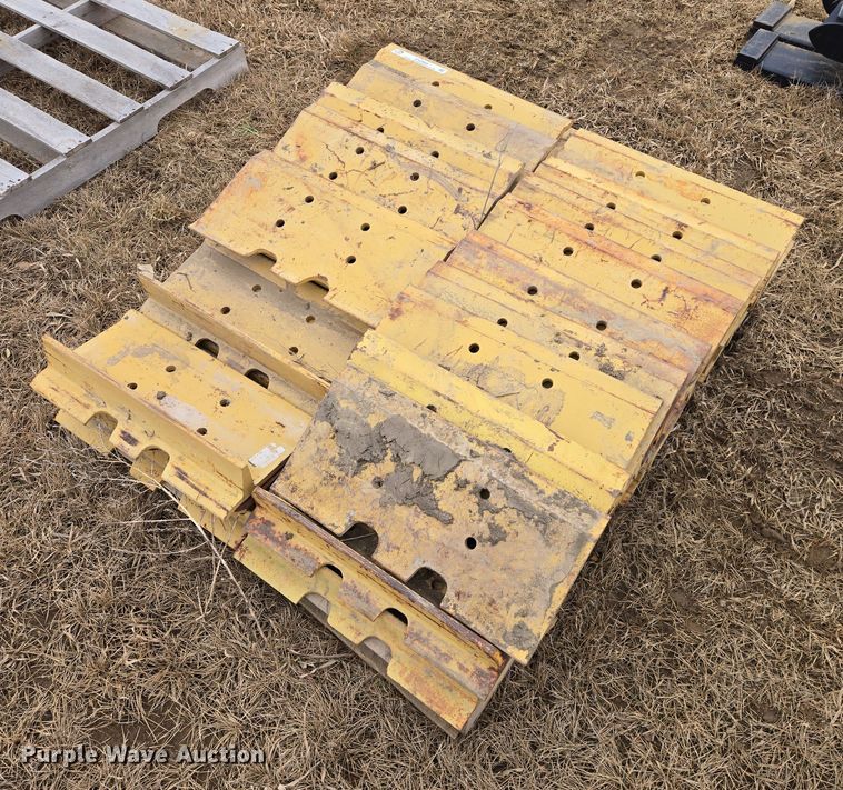 Caterpillar track pads - ES2858