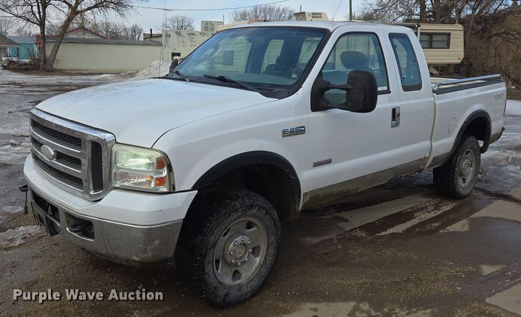 2005 Ford F250 Super Duty Ext. Cab pickup truck - ES2910