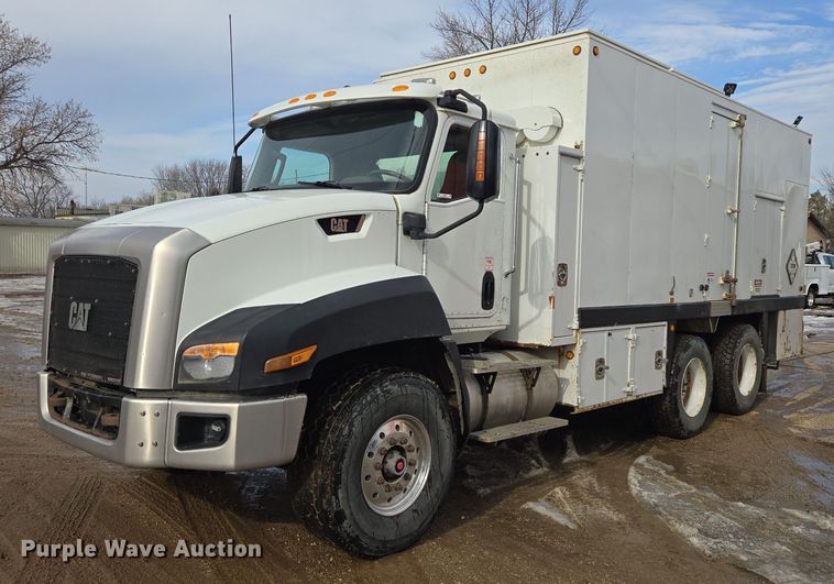 2013 Caterpillar CT660 fuel / lube truck - ES2912