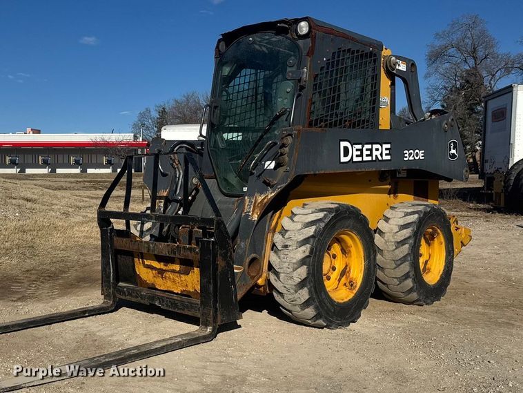2014 John Deere 320E skid steer loader - ET1570
